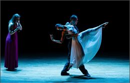 Un couple danse dans la pénombre - A fleur de Tango
