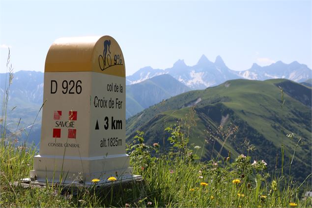 Borne Col de la Croix de Fer - © OT Saint Sorlin d'Arves - V Bellot-Mauroz
