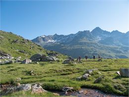 Goupe de randonneurs en montagne - D.Cuvelier - OTHMV