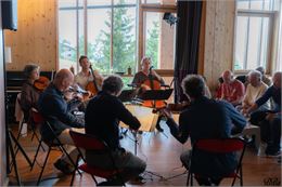 Musiciens, publique et verres de vin - Bernard Béguin