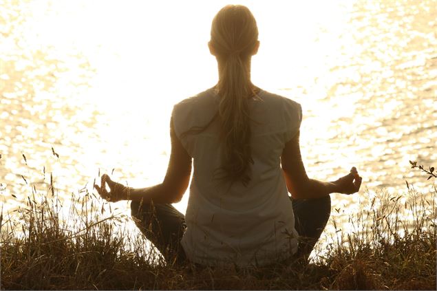 Cours de Yoga au bord du lac de Barterand_Pollieu - pexels