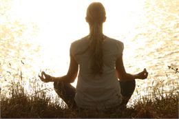 Cours de Yoga au bord du lac de Barterand_Pollieu - pexels