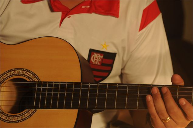 Un guitariste portant un maillot de foot - Image libre - Pixabay