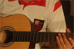 Un guitariste portant un maillot de foot - Image libre - Pixabay