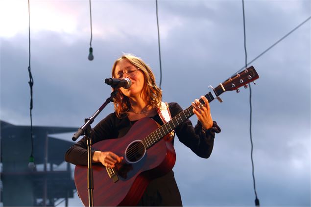 Live LOU NELL - ©LOU NELL
