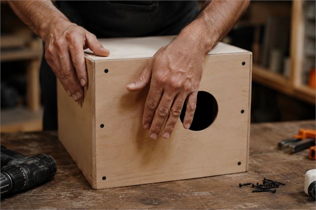 personne fabriquant un cajon - M. Lefebvre OTHMV