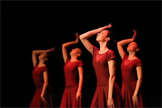 Tutus, pailettes et silence_Poisy
