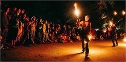 hommes jonglant avec du feu - fuegoloko