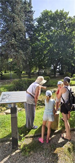 Visite Divonnette au bord d'une source - Office de Tourisme de Divonne-les-Bains