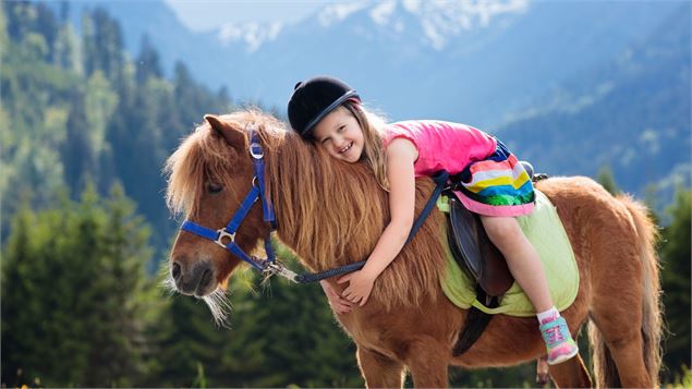poney avec une petite fille dessus - canva