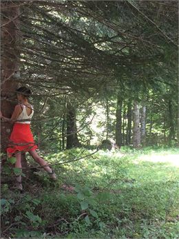 Personne qui se repose en forêt - Respirelamontagne