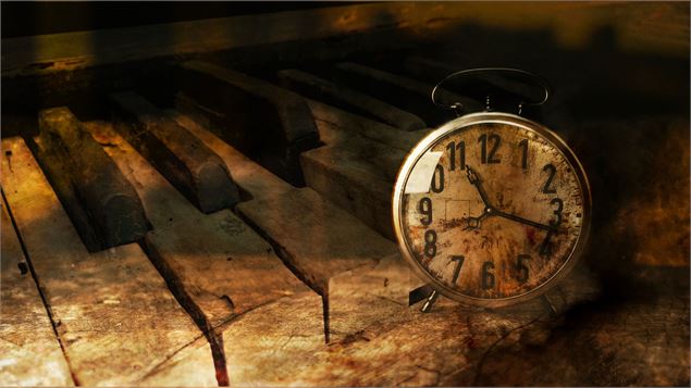 Une horloge portable posée sur un piano - Image libre de droit - Pixabay