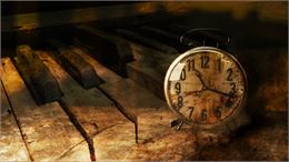 Une horloge portable posée sur un piano - Image libre de droit - Pixabay