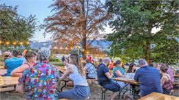 Personnes assises à la brasserie Veyrat pour leurs soirées d'été - Brasserie Veyrat
