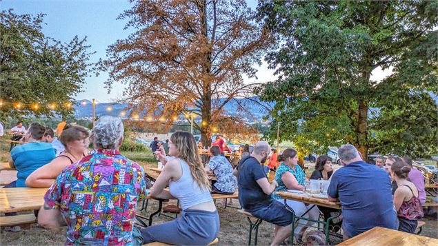 Personnes assises à la brasserie Veyrat pour leurs soirées d'été - Brasserie Veyrat