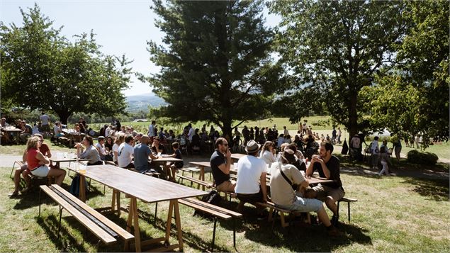 Personnes assises à la brasserie Veyrat pour leurs soirées d'été - Brasserie Veyrat