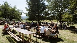 Personnes assises à la brasserie Veyrat pour leurs soirées d'été - Brasserie Veyrat