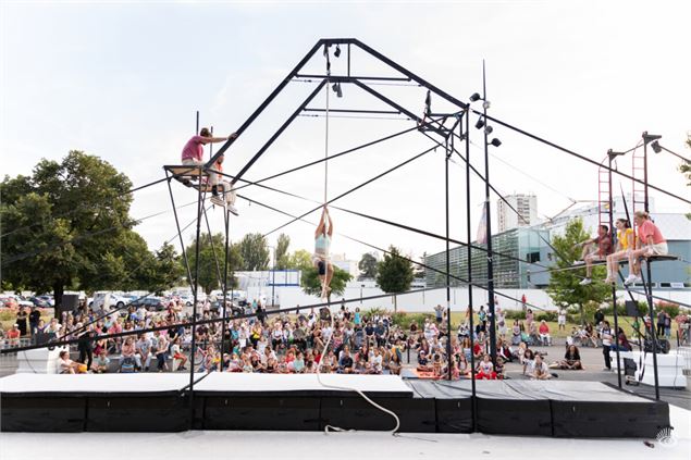 Le Grand Saut - Festival des arts du cirque et de la rue_Annecy - Cie Crazy R © Anthony Rojo