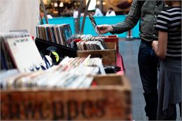 Un stand de vide-grenier - Unsplash