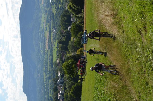 Cyclistes sur le parcours après un ravitaillement - Les Amis du Village