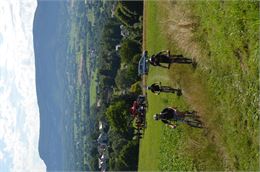 Cyclistes sur le parcours après un ravitaillement - Les Amis du Village