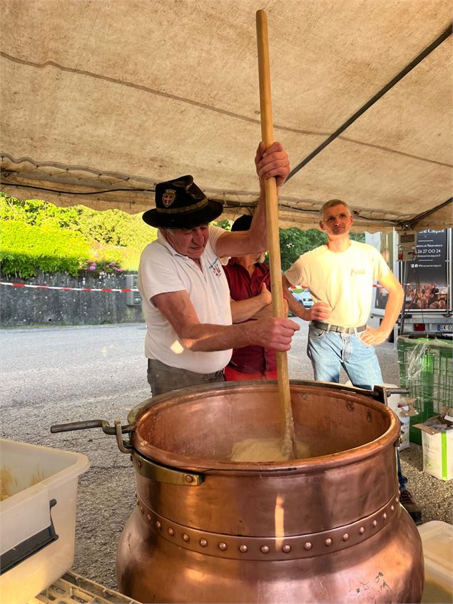 Fondue géante - Les Amis du Village