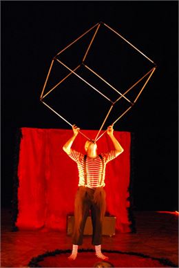 Le spectacle : "Un clown peut en cacher un autre"_Les Carroz-d'Arâches