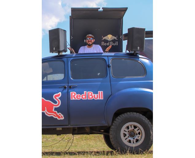 DJ dans une voiture sérigraphiée Red Bull - Red Bull