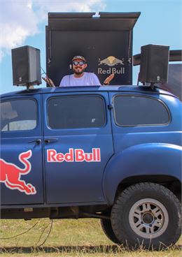 DJ dans une voiture sérigraphiée Red Bull - Red Bull
