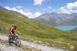 Un vététiste aux alentours du lac du Mont Cenis - LVO