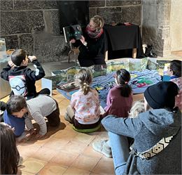 Lecture par une médiatrice du musée d'Annecy - Musées d'Annecy