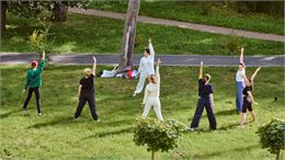 personnes pratiquants le qi gong - canva