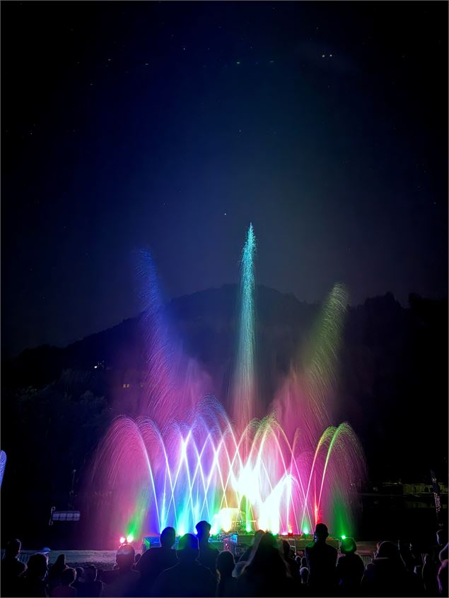 Spectacle sur le plan d'eau de Flumet - Office de Tourisme du Val d'Arly