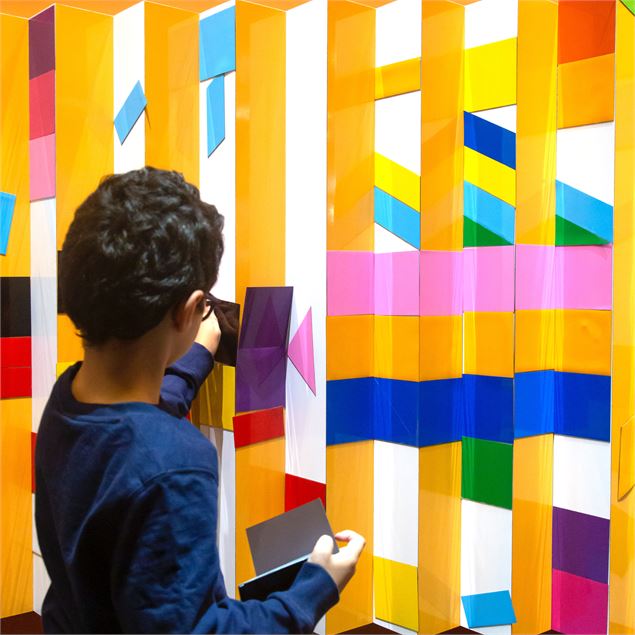 Enfant jouant avec les formes colorées, ©Hervé Veronese Centre Pompidou - ©Hervé Veronese Centre Pom