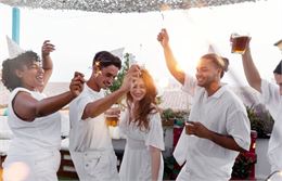 soirée white latino - freepik