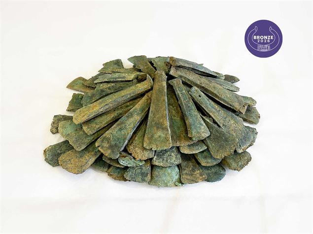 Dépôt de 69 haches-lingots, entre -1600 et -1300, Loyettes, Ain, collection Musée Savoisien - Solenn