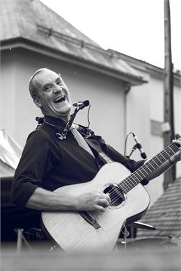 Concert en terrasse de Barefoot Iano