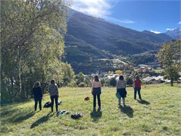 gens debout devant une montagne - E. Dehan