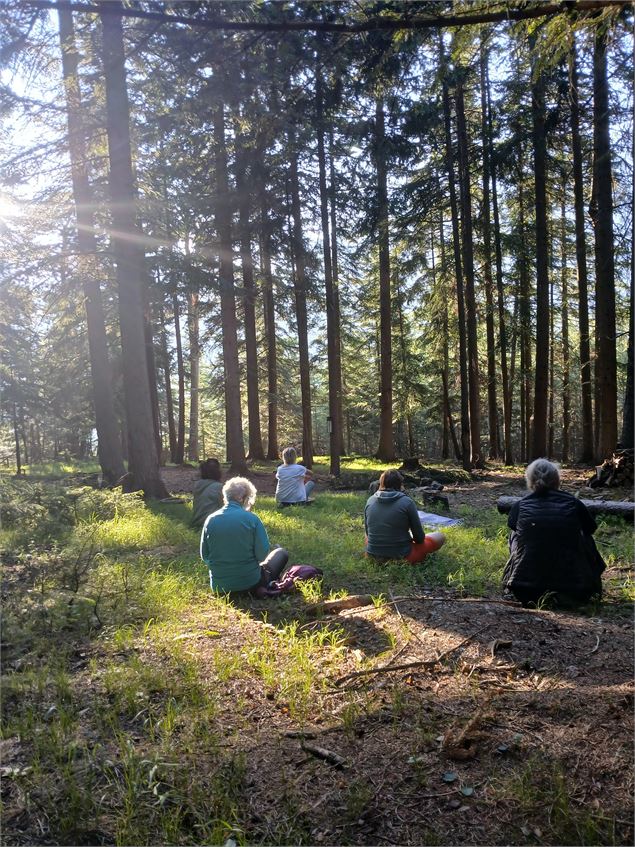 personnes assises dans les bois - E. Dehan
