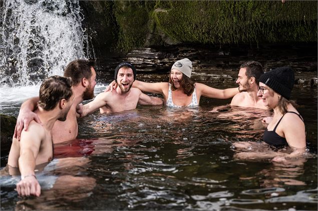 Plusieurs personne se baignent dans un torrent de montagne - Tilby Vattard