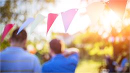 fanions + personnes faisant la fête - canva