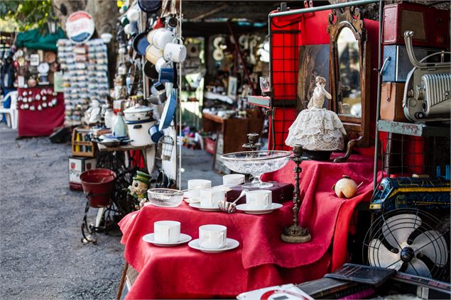 Assortiment d'objets du marché d'antiquités - Freepik