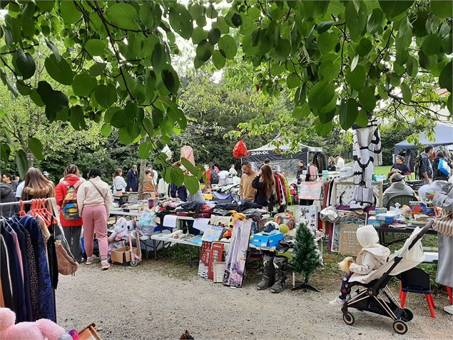 vide grenier - Association Chers Voisins