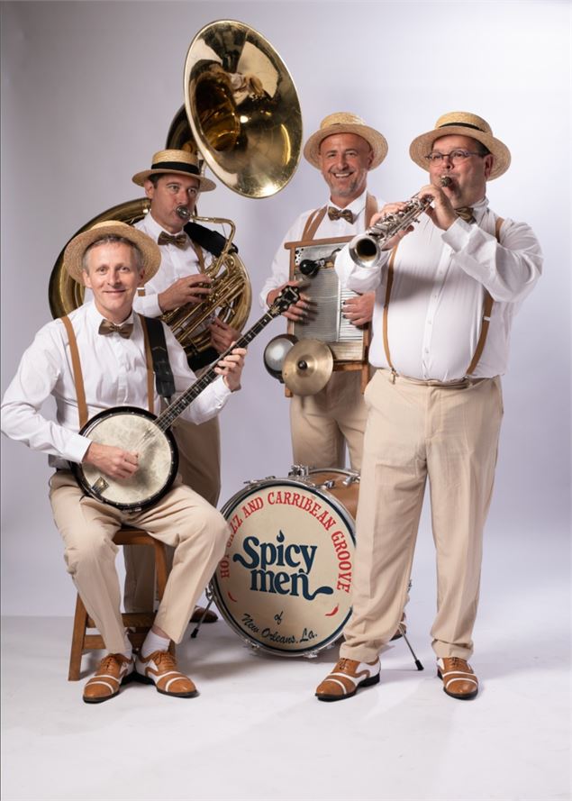 Le groupe des Spicy Men avec leurs instruments.