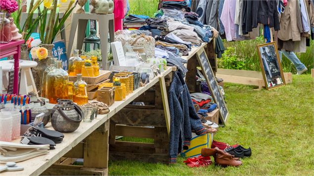 stand d'un vide grenier - canva