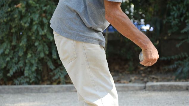 personne jouant à la pétanque - canva