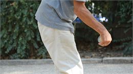 personne jouant à la pétanque - canva