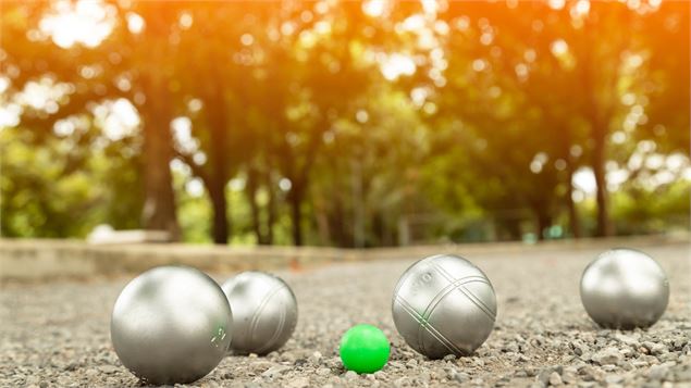 boules de pétanque avec cochonnet - canva