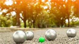 boules de pétanque avec cochonnet - canva