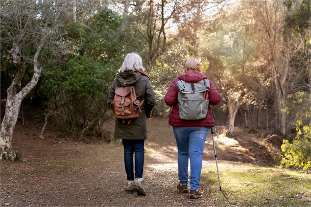 L'agenda des seniors | Les balades de l'EAC_Aime-la-Plagne - Image de freepik